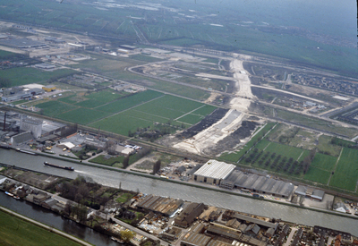 835013 Luchtfoto van het bedrijventerrein langs de Westkanaaldijk te Maarssenbroek (gemeente Maarssen), uit het ...